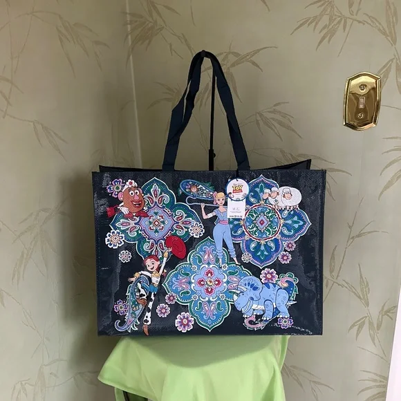 VERA BRADLEY DISNEY PIXAR TOY STORY MARKET TOTE:NWT ANDY'S ROOM - Picture 5 of 13